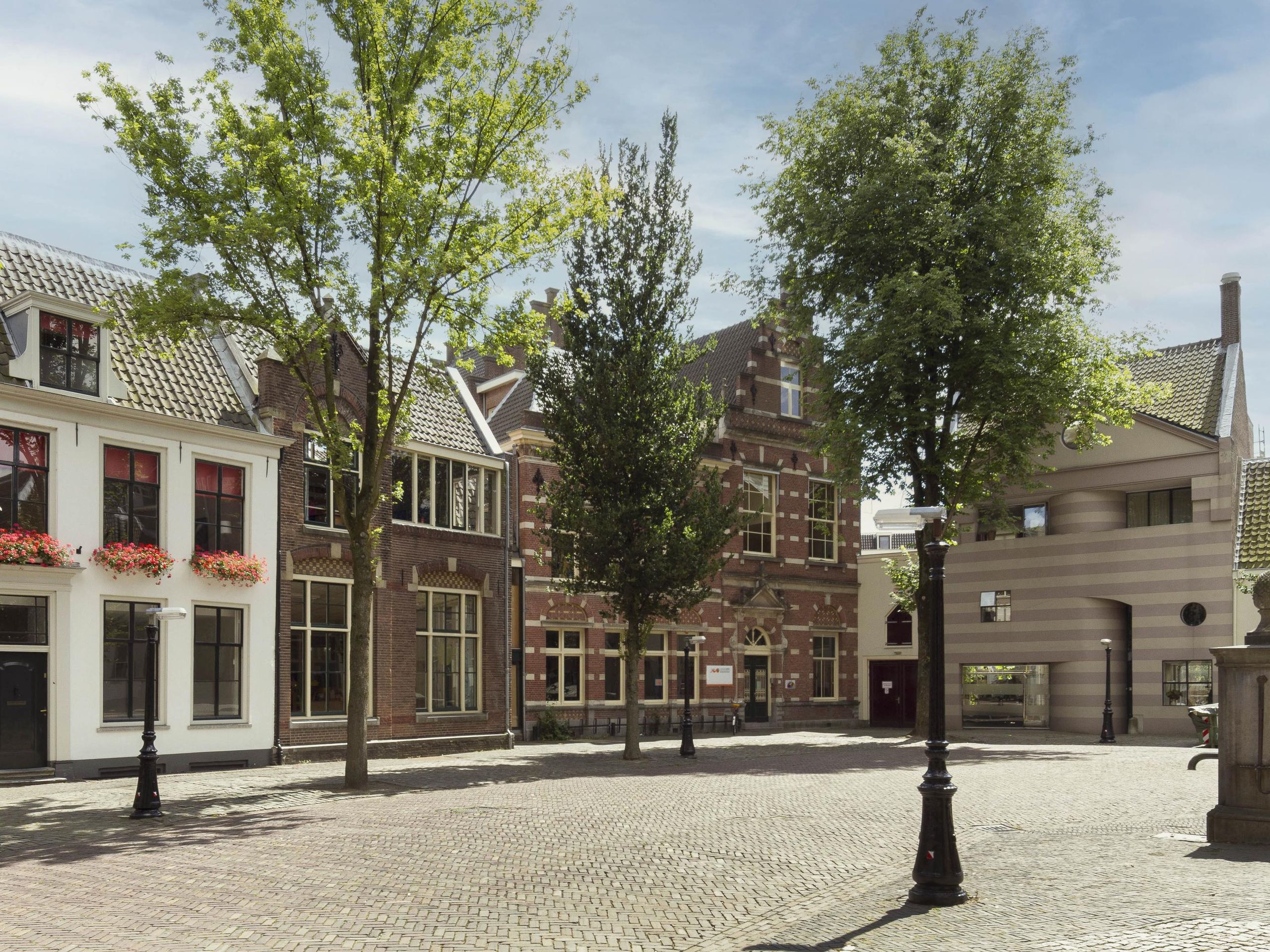 Pieterskerkhof 8 — 10
